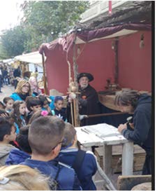 Colegios. Miranda Jacobea. Observan artesano